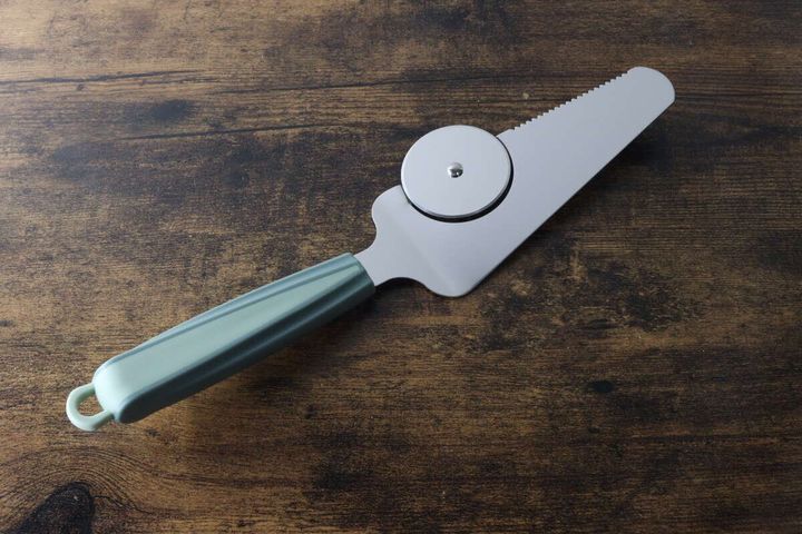 木目調のテーブルに置かれたピザサーバーとピザカッターが一体になった商品全体