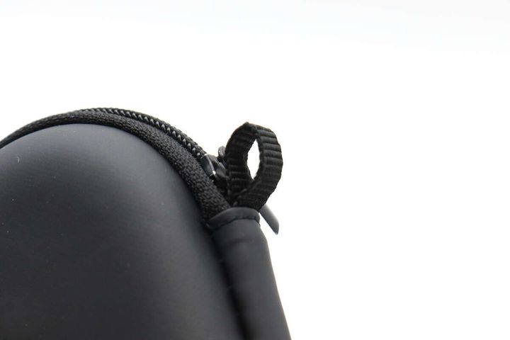 ハードケースのファスナー横にある黒いループ部分のアップ