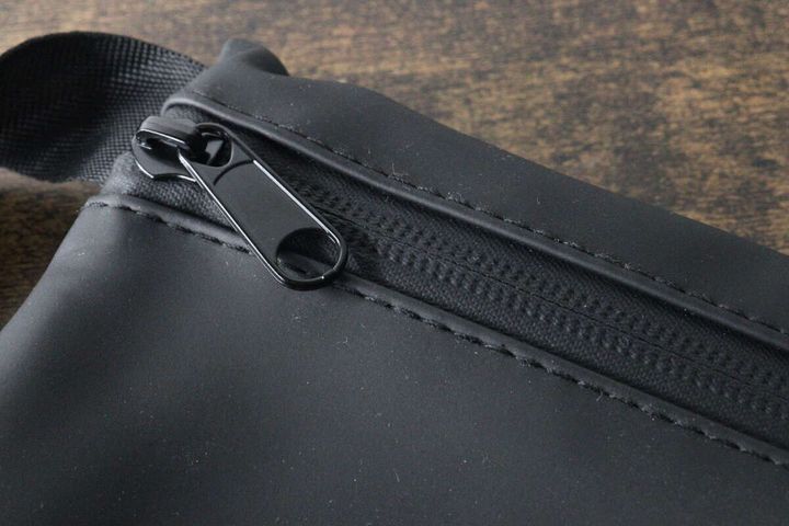 ポーチの黒いファスナー部分のクローズアップ