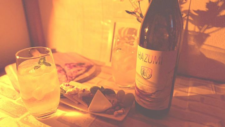 オレンジの灯りに映える「HAZUMI」のソーダ割り