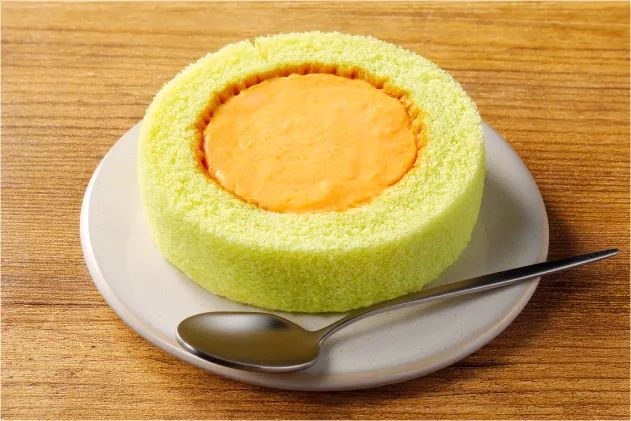 「プレミアムロールケーキ 北海道産赤肉メロン」の断面