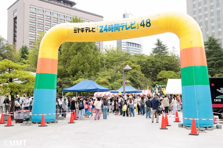 宮城メイン会場・勾当台公園いこいの広場の入口アーチ
