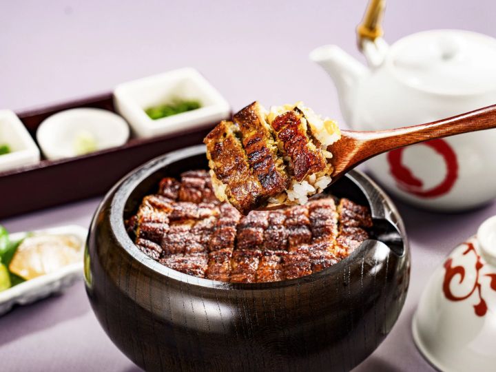 しゃもじですくうひつまぶしとお茶