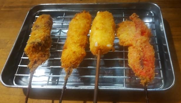 左端がこてっちゃん、その他チーズや紅しょうがなど人気の串カツが並ぶ
