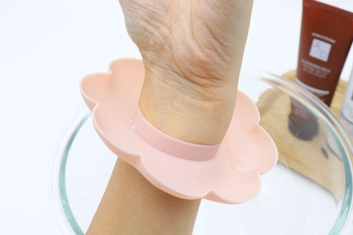 洗顔リストバンドを装着した腕に水滴が流れず溜まっている