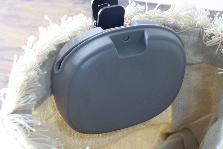 フリンジ付きのトートバッグの縁にクリップで取り付けられたポーチ