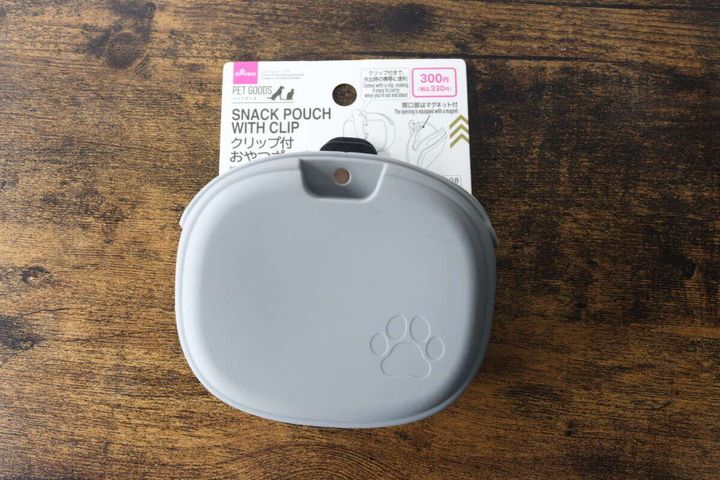 ダイソーのクリップ付おやつポーチがパッケージに入った状態