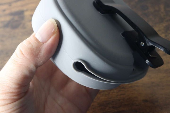 ポーチの側面にあるクリップ取り付け用の穴と、取り付けられたクリップ