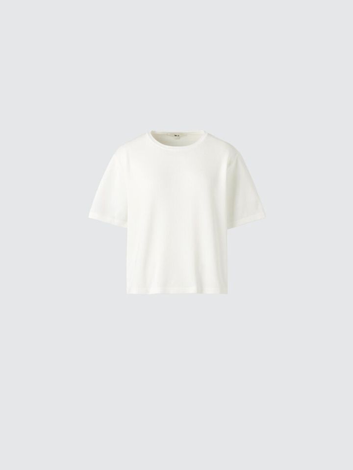 白いシンプルな半袖ボクシーニットTシャツが平置きされている