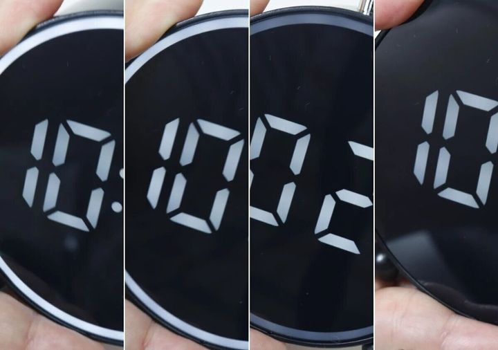 黒いLEDデジタル時計の表示が切り替わる様子を4分割で示す