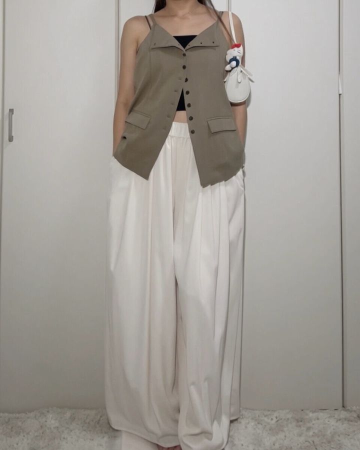 ツイードキャミとホワイトパンツのきれいめコーデ