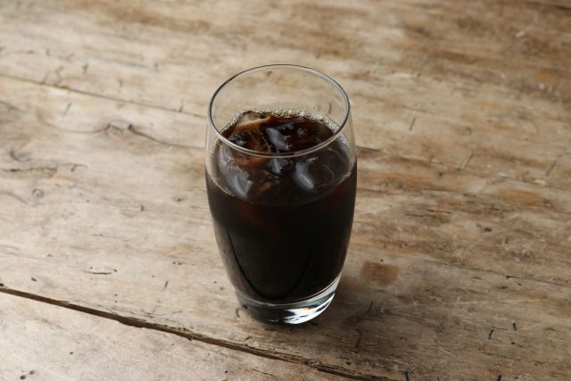 ガラスコップに入った黒烏龍茶 イメージ