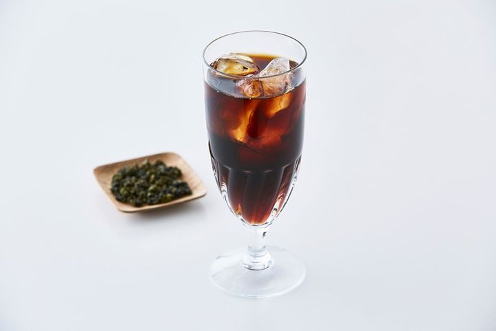 ガラスコップに入った黒烏龍茶と茶葉 イメージ
