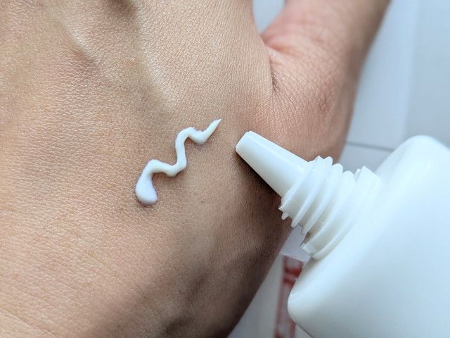 マナラ 薬用ホワイトエッセンスUVのテクスチャーを手の甲に出した様子