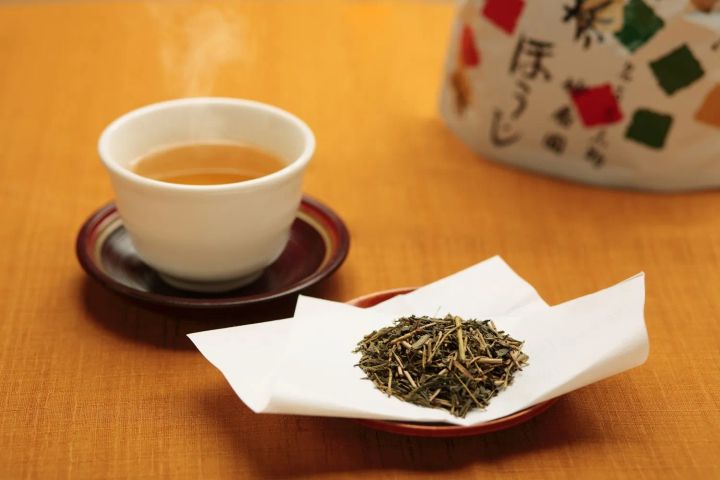 妙香園の「ほうじ茶」の茶葉と湯呑みに注がれたほうじ茶