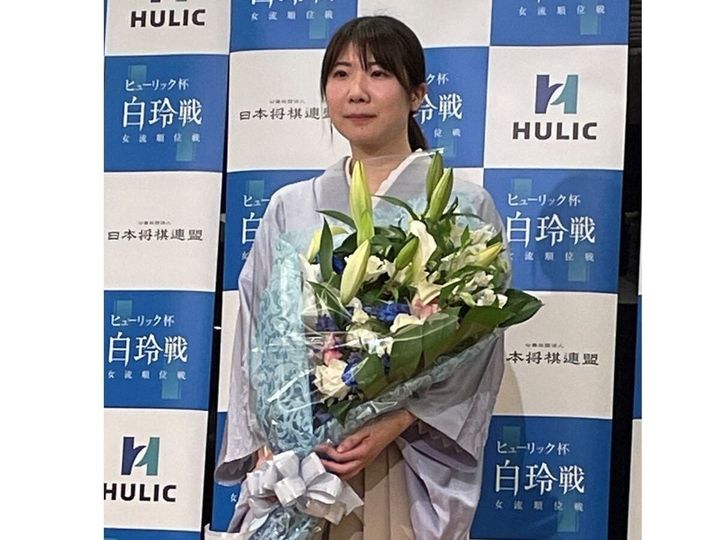 将棋の女流タイトル戦の「ヒューリック杯白玲戦七番勝負」が、8月22日に開幕します。今回は西山朋佳白玲がタイトルを防衛した場合、女流棋士ではない「棋士」の資格を得るのかにも注目です。白玲戦と棋士になれる制度について説明します。（写真：毎日新聞社/アフロ）