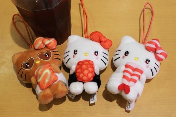 「第2弾 ハローキティ コラボマスコット付き ソフトドリンク」(1350円～)に付くコラボマスコットは、写真の3種類にシークレット1種類を加えた全4種類がラインナップ