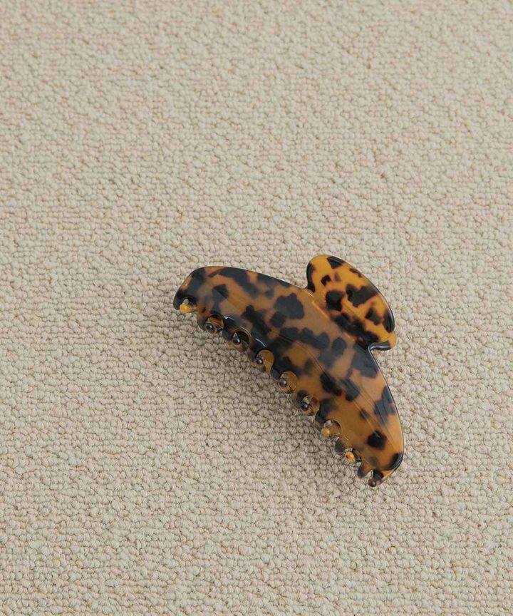 画像: マーブルヘアクリップ（ブラウン）¥5,500（アーバンリサーチ ドアーズ） 出典：アーバンリサーチ ドアーズ
