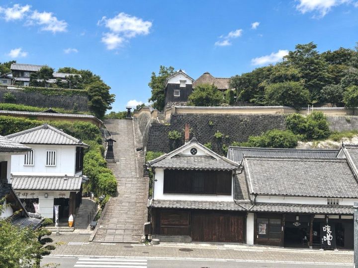 坂を下りたところに酢屋があったことから「酢屋の坂」と呼ばれる