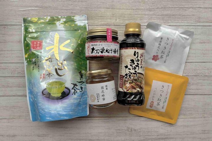 和紅茶（写真右）は、渋みが穏やかで口当たりがやさしく、ほのかな甘みと華やかな香りを楽しめるのが特徴