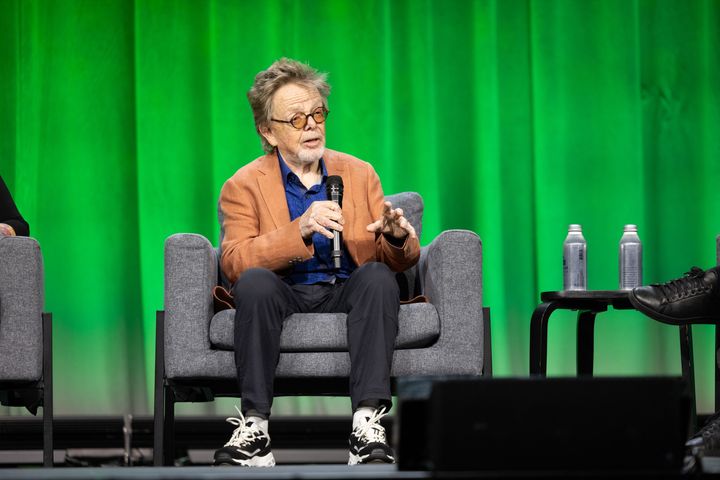 パネルで話すジョン・バーリンゲーム