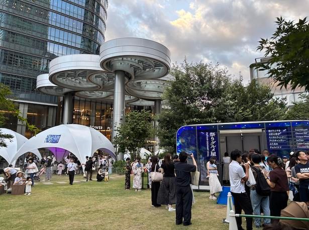 左から、「Creative Structures」と「AIRCLAD」のテント構造物