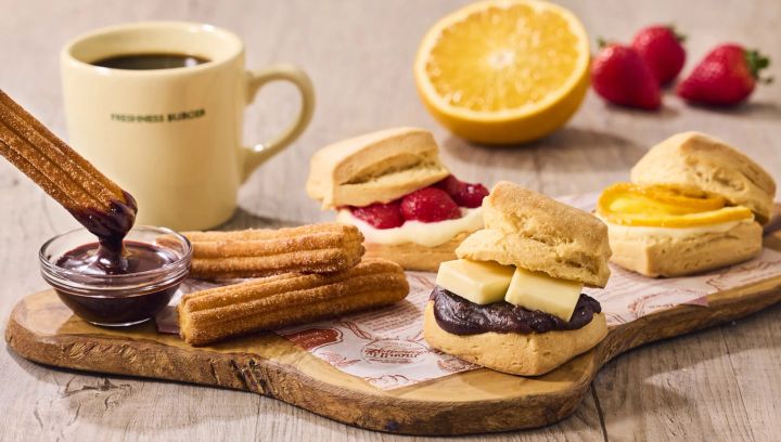 「作りたてスコーンサンド」などカフェメニュー