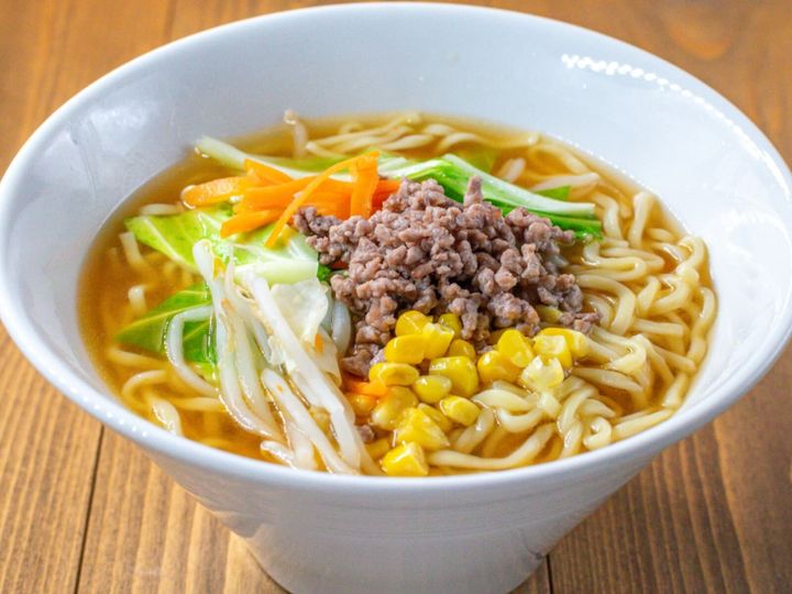 マルちゃん商品アカウント公式Xは8月18日、5種類の鍋つゆ商品を紹介。麻辣湯やキムチ鍋つゆなど幅広いラインナップです。（サムネイル画像出典：PIXTAより）