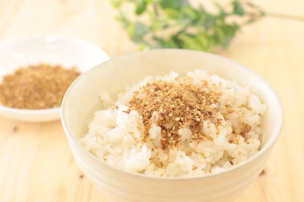 本燻製ごまと鹿児島県産かつお節を使用した「香ばしごまとかつお」新発売！麺やおかずにも使える