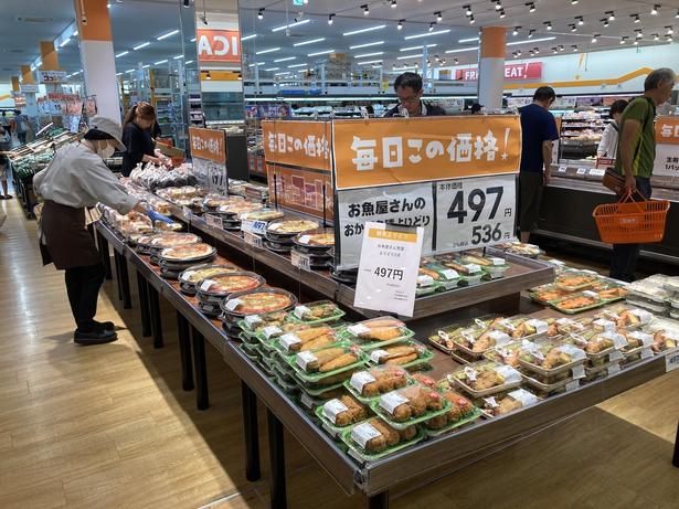 店内で手づくりする弁当、総菜、ベーカリーも人気。毎日変わらず、低価格！