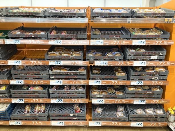 売場の設計も考慮され、パンもケースのまま置ける仕様。そしてこれも安い