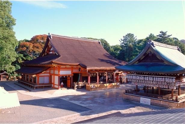 本殿(左)は国宝、舞殿は重要文化財に指定されている 画像提供：八坂神社
