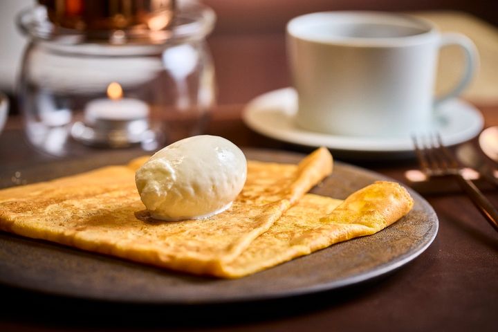 バニラアイスをトッピングしたクレープ