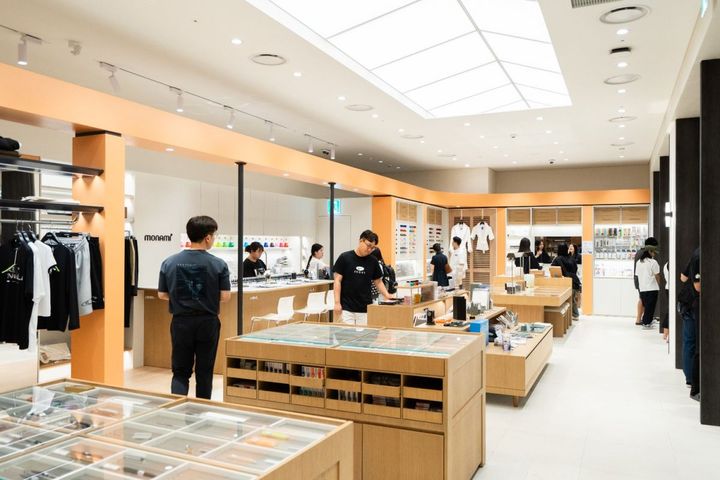 文房具のほかファッションアイテムも並ぶ