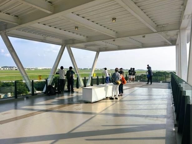 沖縄の空気を肌で感じながらも屋根がついているので安心だ 画像提供：道の駅かでな
