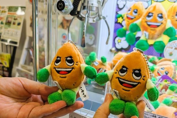 「野國いもっち」のクレーンゲームでお土産をゲット！ 画像提供：道の駅かでな
