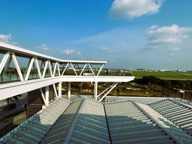 展望スペースが基地側へと伸び、せり出す構造となっている 画像提供：道の駅かでな