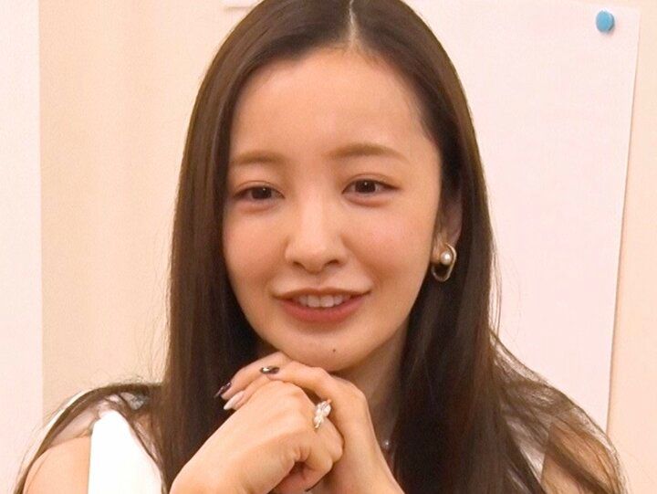 板野友美、好きな人に使えるテクニックを現役JKたちに伝授