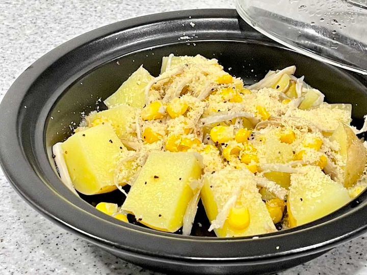 ポテトと舞茸のコーンチーズ蒸し