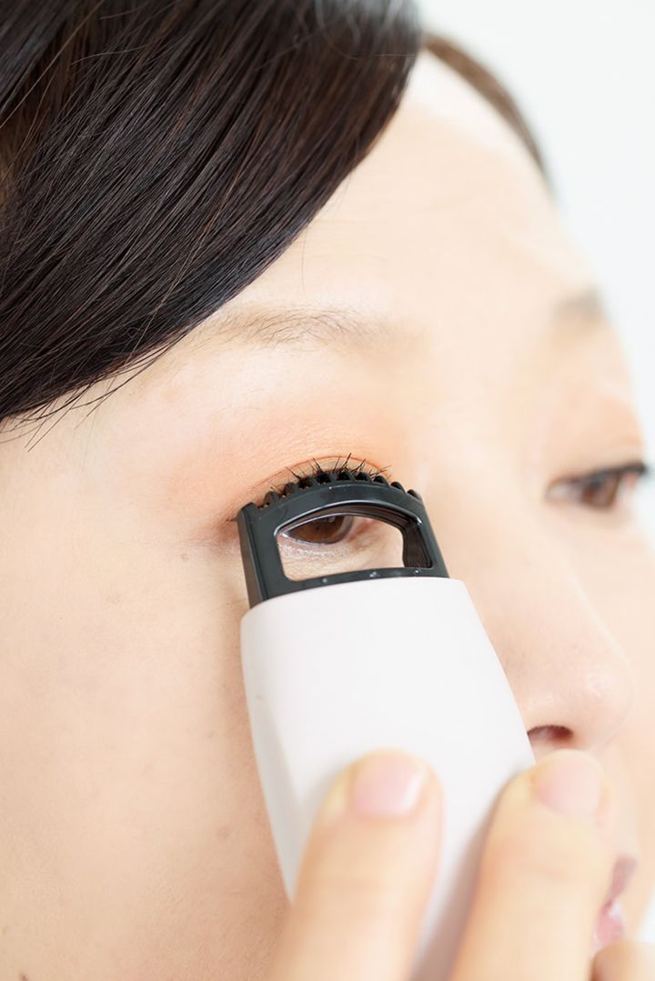 ヨレ防止テク【4】まつ毛をホットビューラーで上向きに