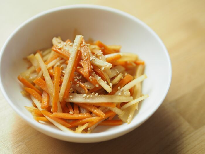 『大根の皮』がツルンと取れる驚きの裏ワザを試してみた！用意するのはまさかの〈爪楊枝1本〉だけ！？