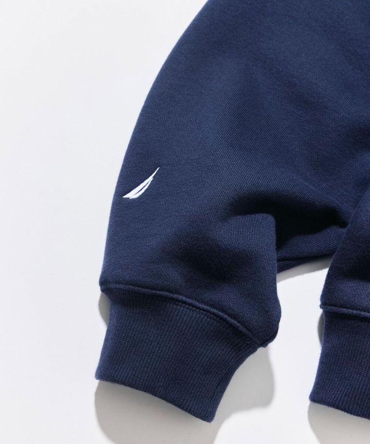 さらに左袖にはChampionのエンブレム、右袖にはNAUTICAのブランドマークを刺繍。すべてのアイテムの裾やバックにはジョックタグも施され、細部まで両ブランドらしさを詰め込んでいる。