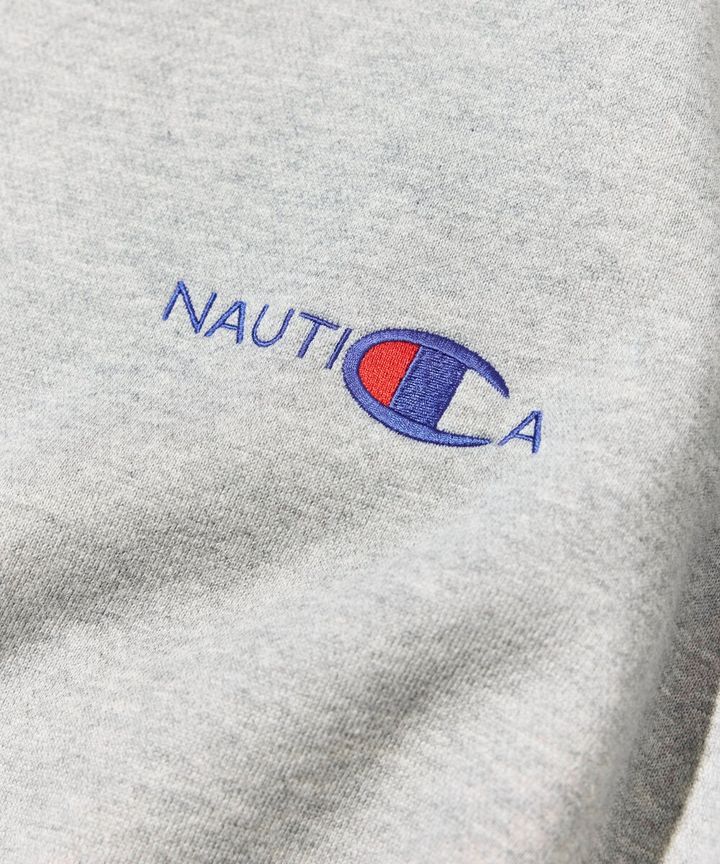 今回のコラボレーションでは、NAUTICAロゴにワンポイントで刺繍される「C」をChampionのCロゴへ変更。両ブランドのアイデンティティをさりげなく融合した特別仕様に仕上げている。
