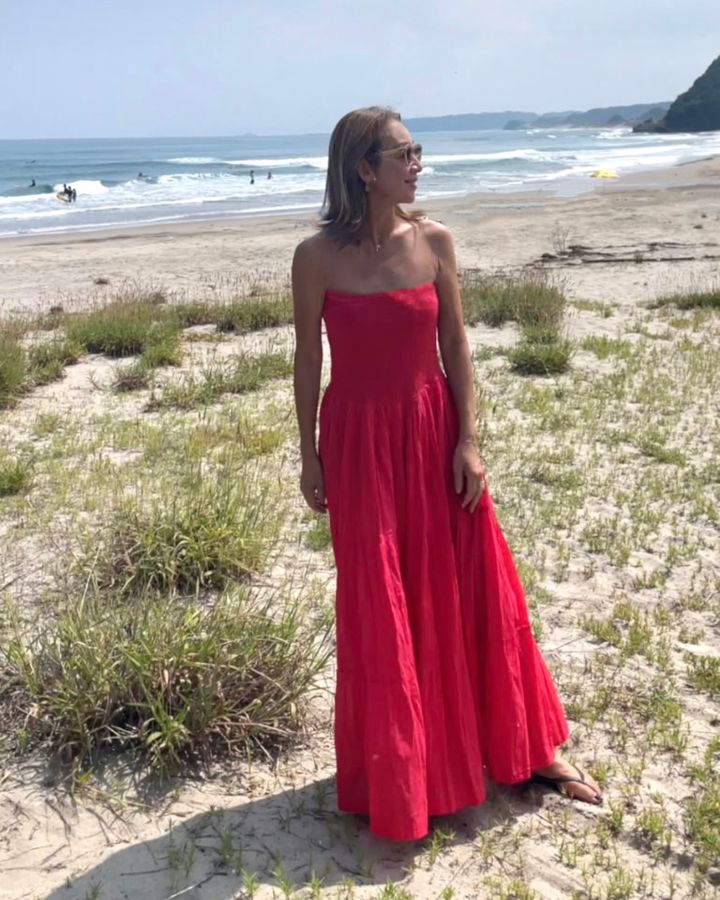夏旅コーデ_砂浜に映えるヘルシーなドレスアップスタイル