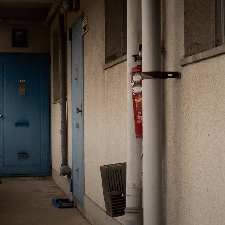 薄暗い団地に部屋の廊下