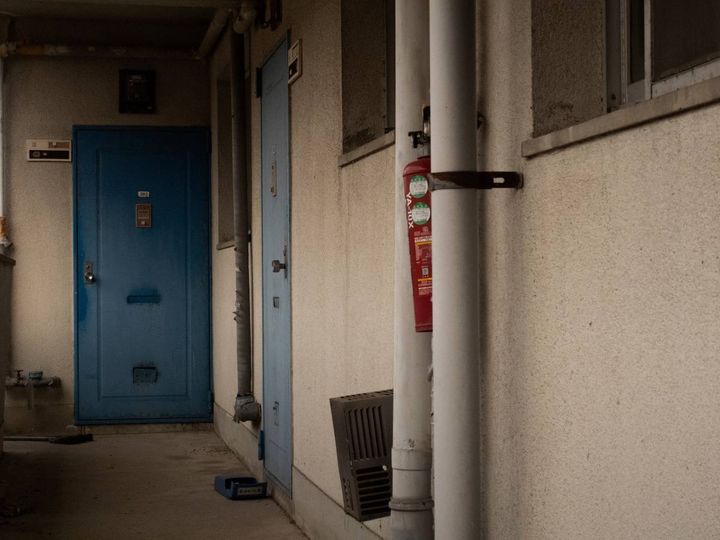 薄暗い団地に部屋の廊下