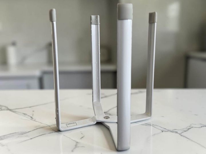 山崎実業・towerシリーズの「ポリ袋エコホルダー」を紹介！ 生ゴミ処理から下味調理の開口維持、水筒4本の乾燥スタンドまでマルチに大活躍。家事アドバイザーも愛用する名品を詳しくご紹介します。