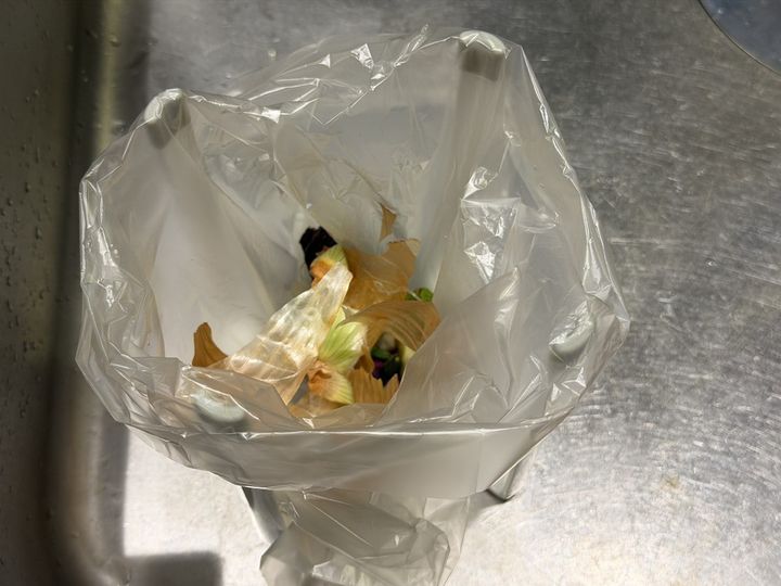 野菜の皮などを捨てるゴミ箱として
