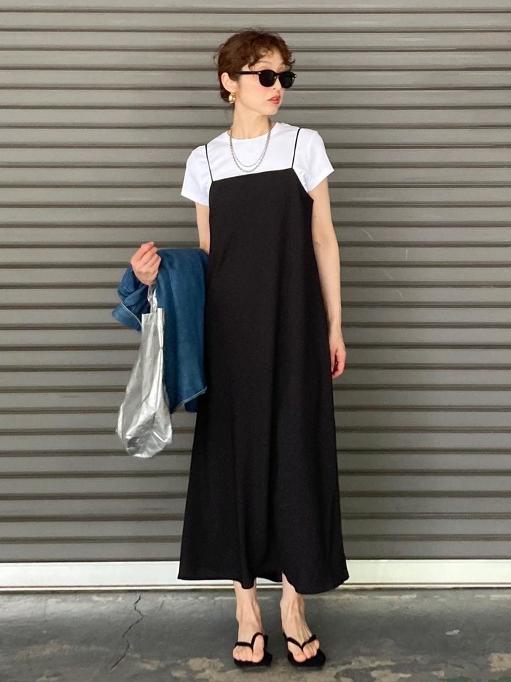 モノトーン配色でまとめて洗練された着こなしに 出典：StyleHint