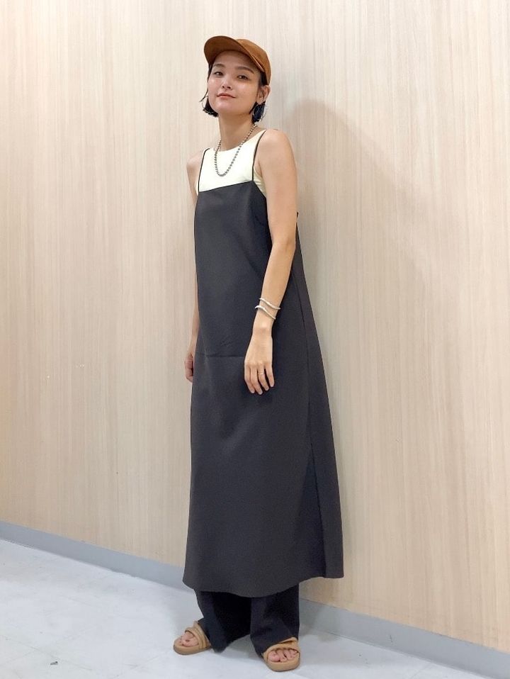 キャップやフラットサンダルを合わせてスポーティーに 出典：StyleHint